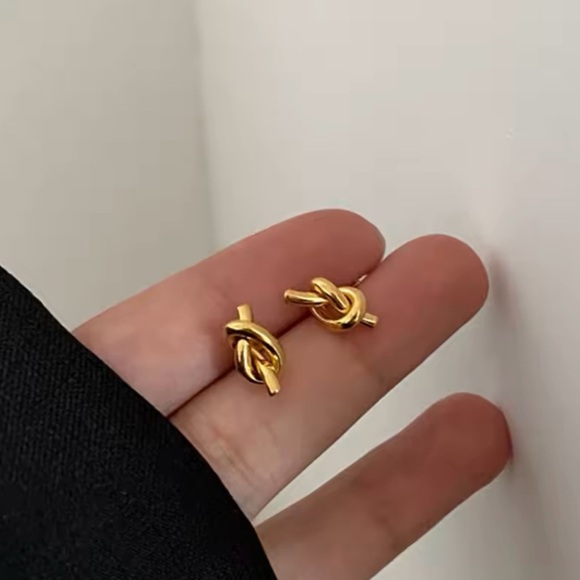 Small Knotted Stud Earrings Temperament Twist Stud - Picture 1 of 3